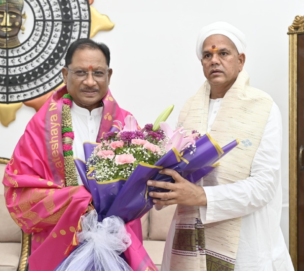 मुख्यमंत्री विष्णु देव साय से पं.रविशंकर महाराज रावतपुरा सरकार सौजन्य मुलाकात करते हुए