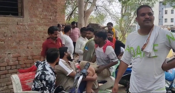 मोर्चरी के बाहर मौजूद परिजन