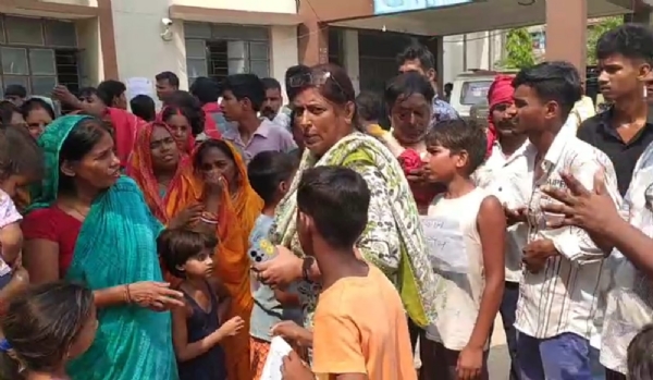 थाना का घेराव करते ग्रामीण