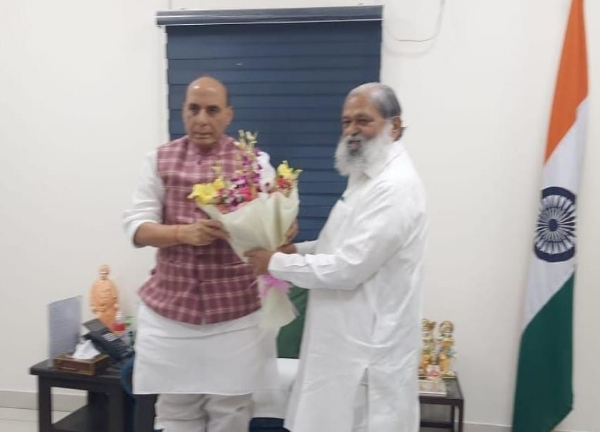 हरियाणा के ऊर्जा मंत्री अनिल विज रक्षा मंत्री राजनाथ सिंह से मुलाकात करते हुए