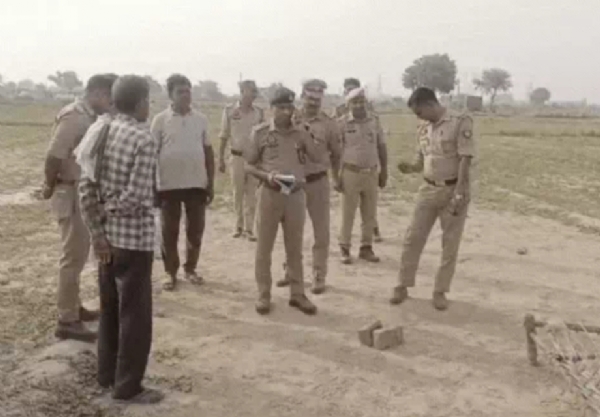 मौके पर जांच करती पुलिस