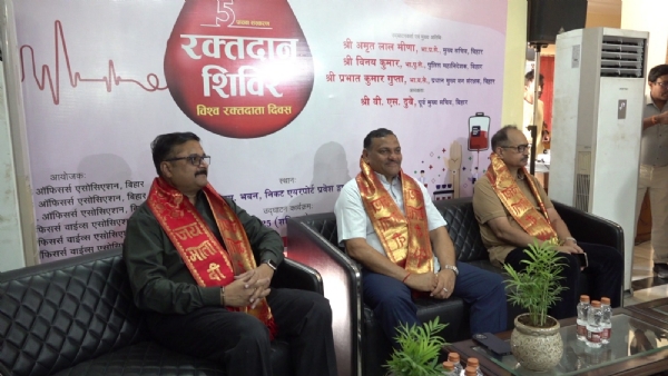 विश्व रक्तदान दिवस पर बिहार के अधिकारी गण रक्तदान करते हुए