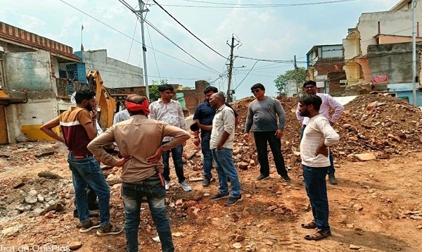 निगम अमले ने मेट्रो प्रोजेक्ट में बाधा बनीं 10 दुकानों को तोड़ा