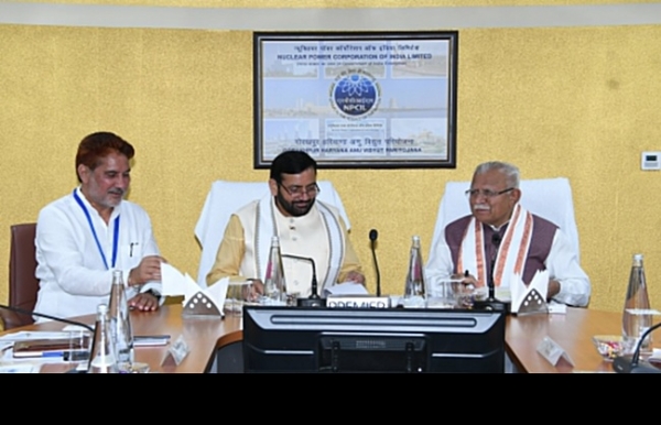 हरियाणा परमाणु विद्युत परियोजना की समीक्षा करते ऊर्जा मंत्री और अन्‍य