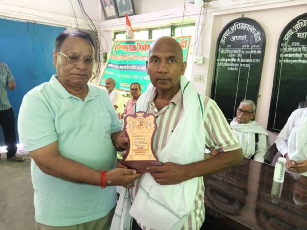 सम्मानित करते हुए