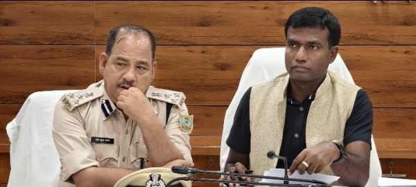 बैठक में शामिल डीसी मंजूनाथ भजंत्री और एसएसपी सह डीआईजी चंदन सिन्हा