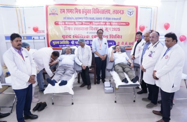 रक्तदान करते प्रमुख सचिव स्वास्थ्य पार्थ सारथी सेन