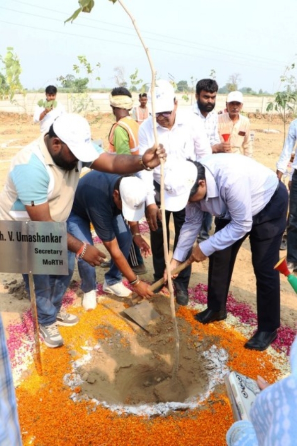 सड़क परिवहन और राजमार्ग मंत्रालय के सचिव वी. उमाशंकर पौधा लगाते हुए सड़क परिवहन और राजमार्ग मंत्रालय के सचिव वी. उमाशंकर पौधा लगाते हुए