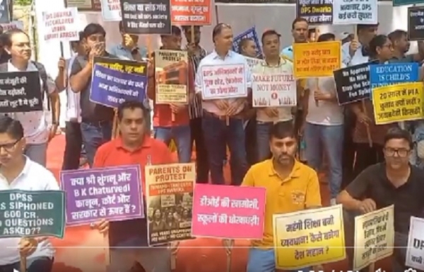 डीपीएस छात्रों के अभिभावक प्रदर्शन करते हुए