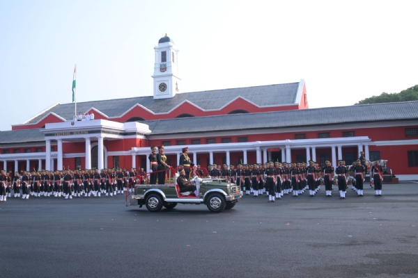 मुख्य अतिथि श्रीलंका सेना के कमांडर लेफ्टिनेंट जनरल बीकेजीएम लसंथा रोड्रिगो परेड का निरीक्षण करते।