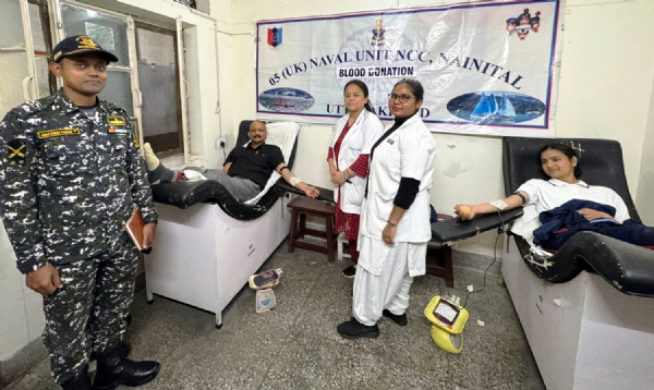 जिला चिकित्सालय में स्वैच्छिक रक्तदान करते डॉ. साह एवं एनसीसी कैडेट।