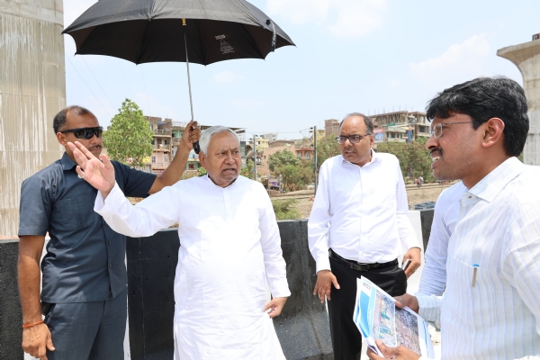 मीठापुर-महुली रोड का निरीक्षण करते मुख्यमंत्री  नीतीश कुमार