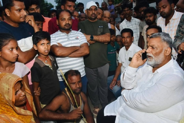 पीड़ित परिवार से मिलते पप्पू यादव
