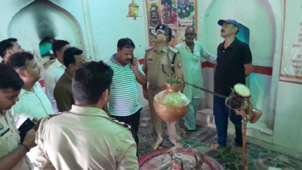 मंदिर में जांच पड़ताल करती पुलिस