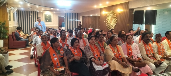 भाजपा की संकल्प सभा के दौरान पार्टी कार्यकर्ताओं, महिलाओं, वरिष्ठ नागरिकों और गणमान्य व्यक्तियों की उपस्थिति। कार्यक्रम में केंद्र सरकार की 11 वर्षों की उपलब्धियों को जन-जन तक पहुंचाने का संकल्प लिया गया।