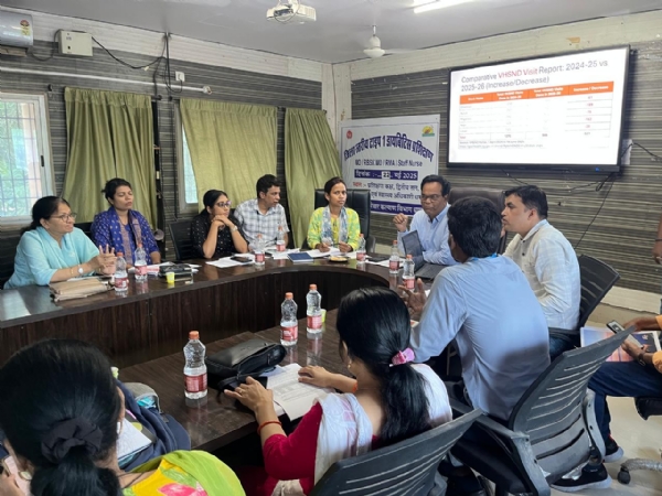 समीक्षा बैठक में चर्चा करते हुए स्वास्थ्य अधिकारी-कर्मचारी।