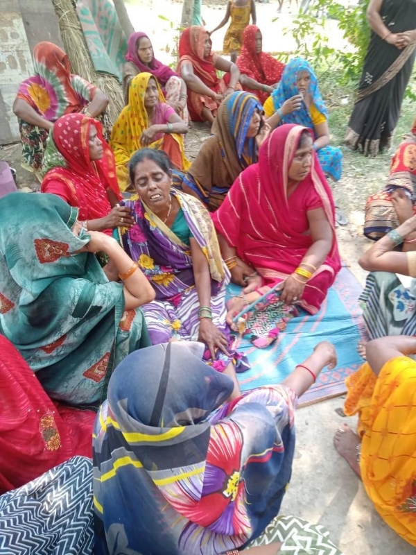 शनि के परिजन रोते बिलखते हुए