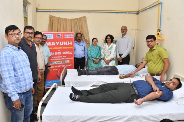 रक्तदान करते लोग