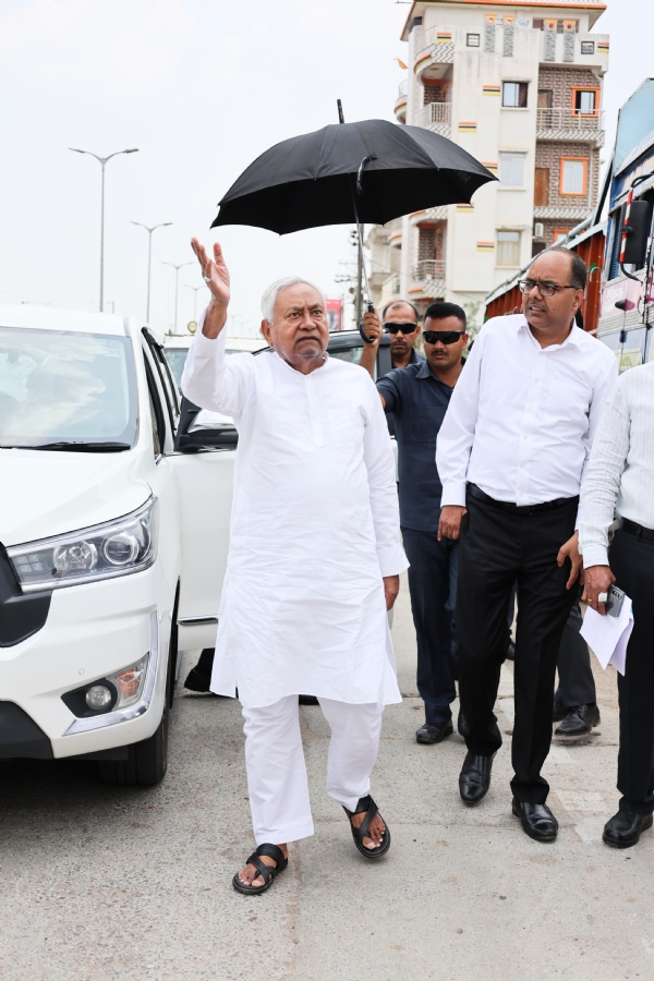 मीठापुर-महुली रोड का निरीक्षण करते मुख्यमंत्री  नीतीश कुमार