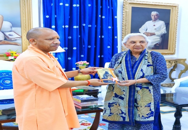 सीएम योगी ने राज्यपाल से शिष्टाचार भेंट की