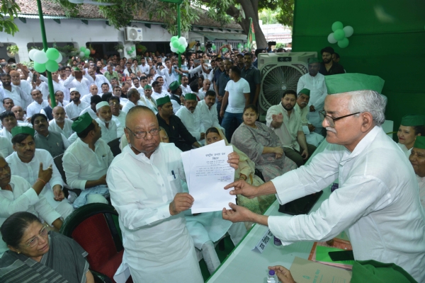 मंगनी लाल मंडल राजद प्रदेश अध्यक्ष पद  के लिए राजद सुप्रीमो लालू प्रसाद की मौजूदगी में नॉमिनेशन फाइल करते