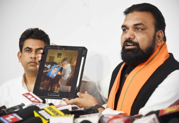 उपमुख्यमंत्री सम्राट चौधरी ने एक संवाददाता सम्मेलन को संबोधित करते