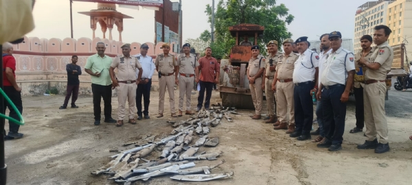 जयपुर पुलिस का ध्वनि-प्रदूषण के विरुद्ध अभियान:192 मॉडिफाई साइलेंसर को हटाकर रोड-रोलर चलाकर बनाया अनुपयोगी