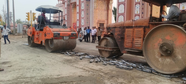 जयपुर पुलिस का ध्वनि-प्रदूषण के विरुद्ध अभियान:192 मॉडिफाई साइलेंसर को हटाकर रोड-रोलर चलाकर बनाया अनुपयोगी