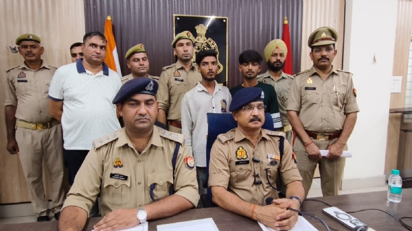 अमन शुक्ला हत्याकांड का खुलासा करते एसपी सिटी व पुलिस गिरफ्त में आरोपित चेतन गुप्ता व विवेक शर्मा।