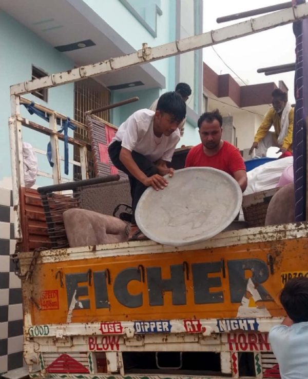 गांव भाटला से पलायन करता दलित परिवार।