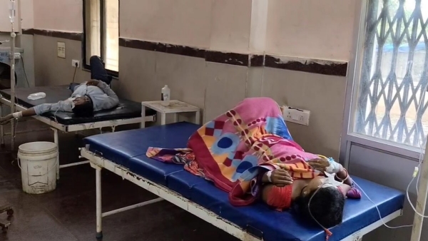 मृतक बच्चों के माता -पिता का अस्पताल में इलाज जारी