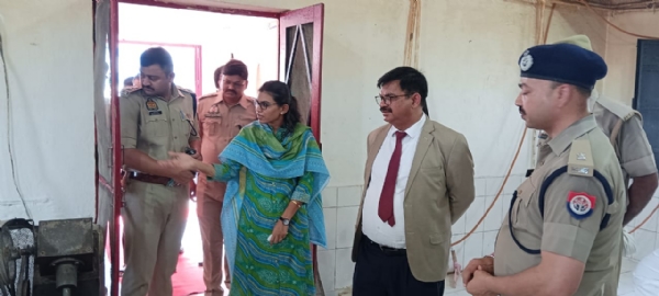 जेल का निरीक्षण करते जिला जज