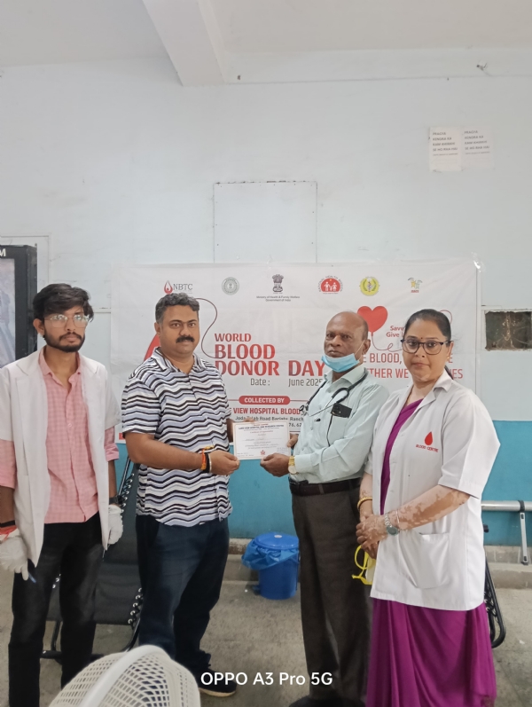 रक्‍तदान करते लोगों की तस्‍वीर