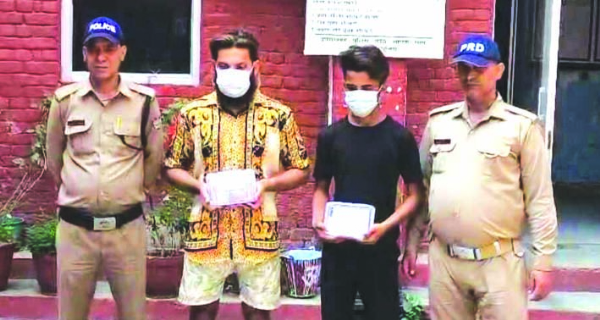पुलिस गिरफ्त में आरोपित