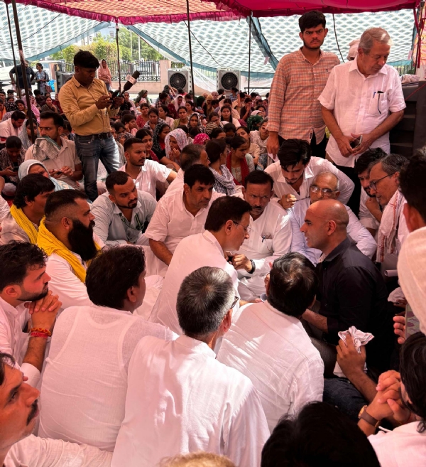 धरने में छात्रों व अन्य से बातचीत करते रणदीप सुरजेवाला। धरने में छात्रों व अन्य से बातचीत करते रणदीप सुरजेवाला।