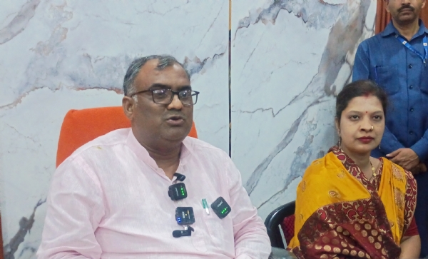 राज्य मंत्री गिरिश चंद्र यादव पत्रकारों से बात करते हुए