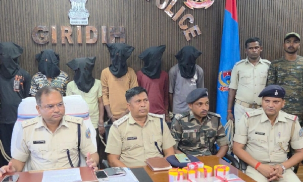 एचपी प्रेस वार्ता करते हुए