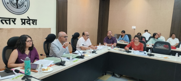 सभी विभागों के साथ बैठक करते जिलाधिकारी