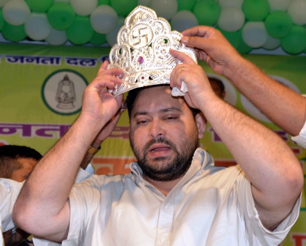 राजद भूतपूर्व सैनिक प्रकोष्ठ के कार्यकर्ता सम्मेलन में तेजस्वी यादव को सम्मानित करते