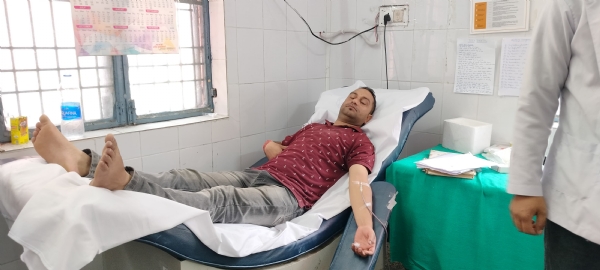 जिला अस्पताल रक्तदान शिविर में रक्तदान करता युवक जिला अस्पताल रक्तदान शिविर में रक्तदान करता युवक