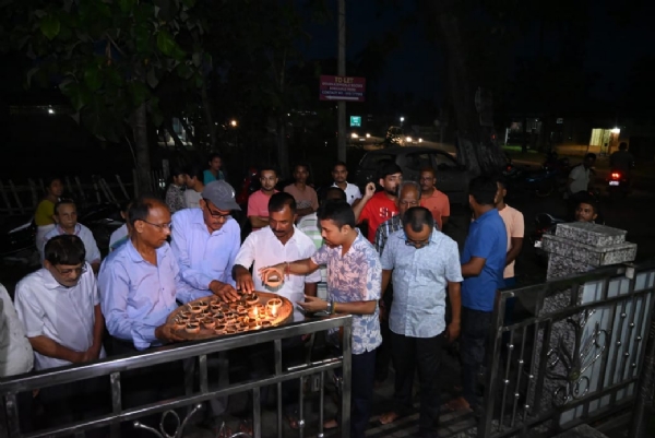 एयर इंडिया विमान दुर्घटना के मृतकों की स्मृति में आयोजित श्रद्धांजलि कार्यक्रम की तस्वीर।