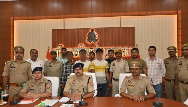प्रयागराज में पकड़े गए लुटेरों एवं पुलिस अधिकारियों का छाया चित्र