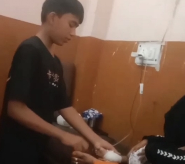 बच्चे का इलाज करता नाबालिग