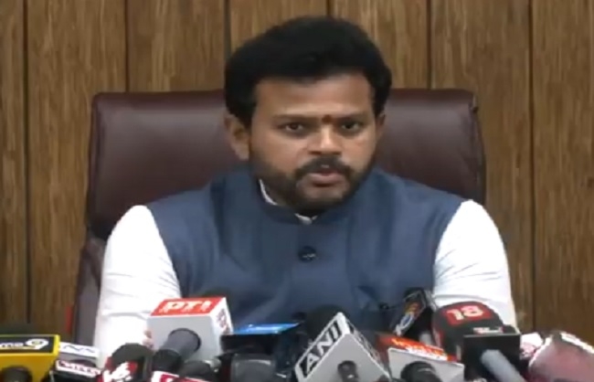 प्रेस कांफ्रेंस को संबोधित करते नागरिक उड्डयन मंत्री राम मोहन नायडू किंजरापु