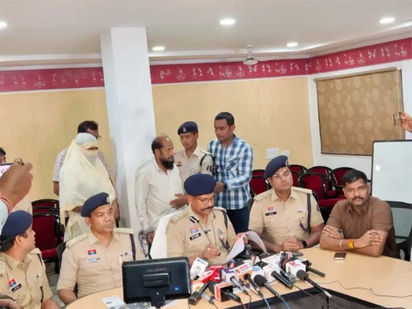ग‍िरफ्तार बांग्लादेशी दंपत्ति