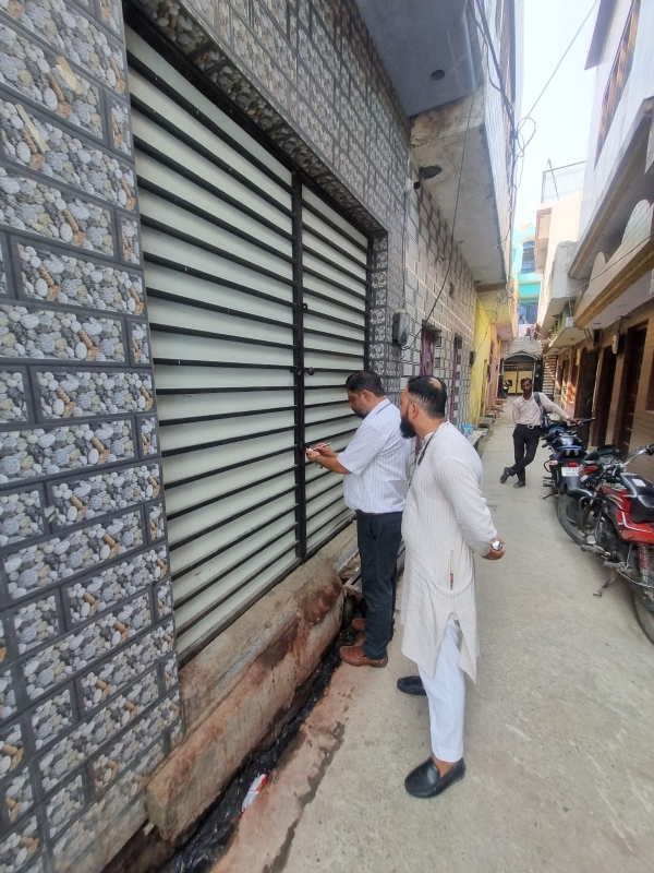 सीलिंग की कार्रवाई करते डिप्टी सीएमओ