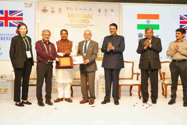 फोटो: मुंबई में पांच अंतरराष्ट्रीय विश्वविद्यालयों को आशय पत्र प्रदान करते हुए केंद्रीय मंत्री धर्मेंद्र प्रधान