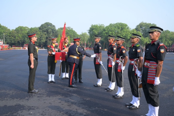 मुख श्रीलंका सेना प्रमुख लेफ्टिनेंट जनरल बीकेजीएम लसंथा रोड्रिगो कैडेट के साथ।