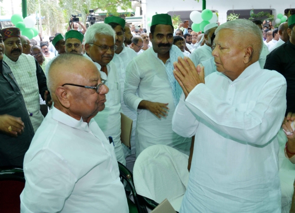 मंगनी लाल मंडल राजद प्रदेश अध्यक्ष पद  के लिए राजद सुप्रीमो लालू प्रसाद की मौजूदगी में नॉमिनेशन फाइल करते