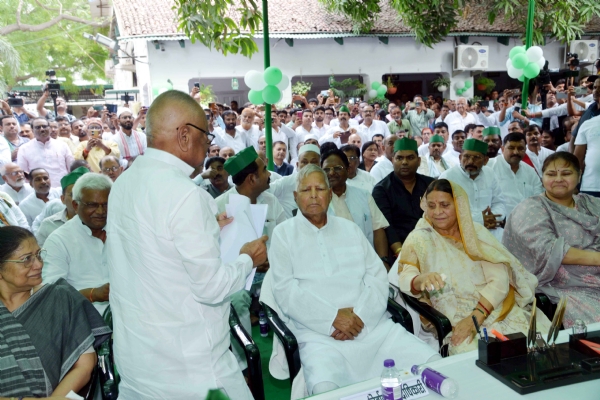 मंगनी लाल मंडल राजद प्रदेश अध्यक्ष पद  के लिए राजद सुप्रीमो लालू प्रसाद की मौजूदगी में नॉमिनेशन फाइल करते